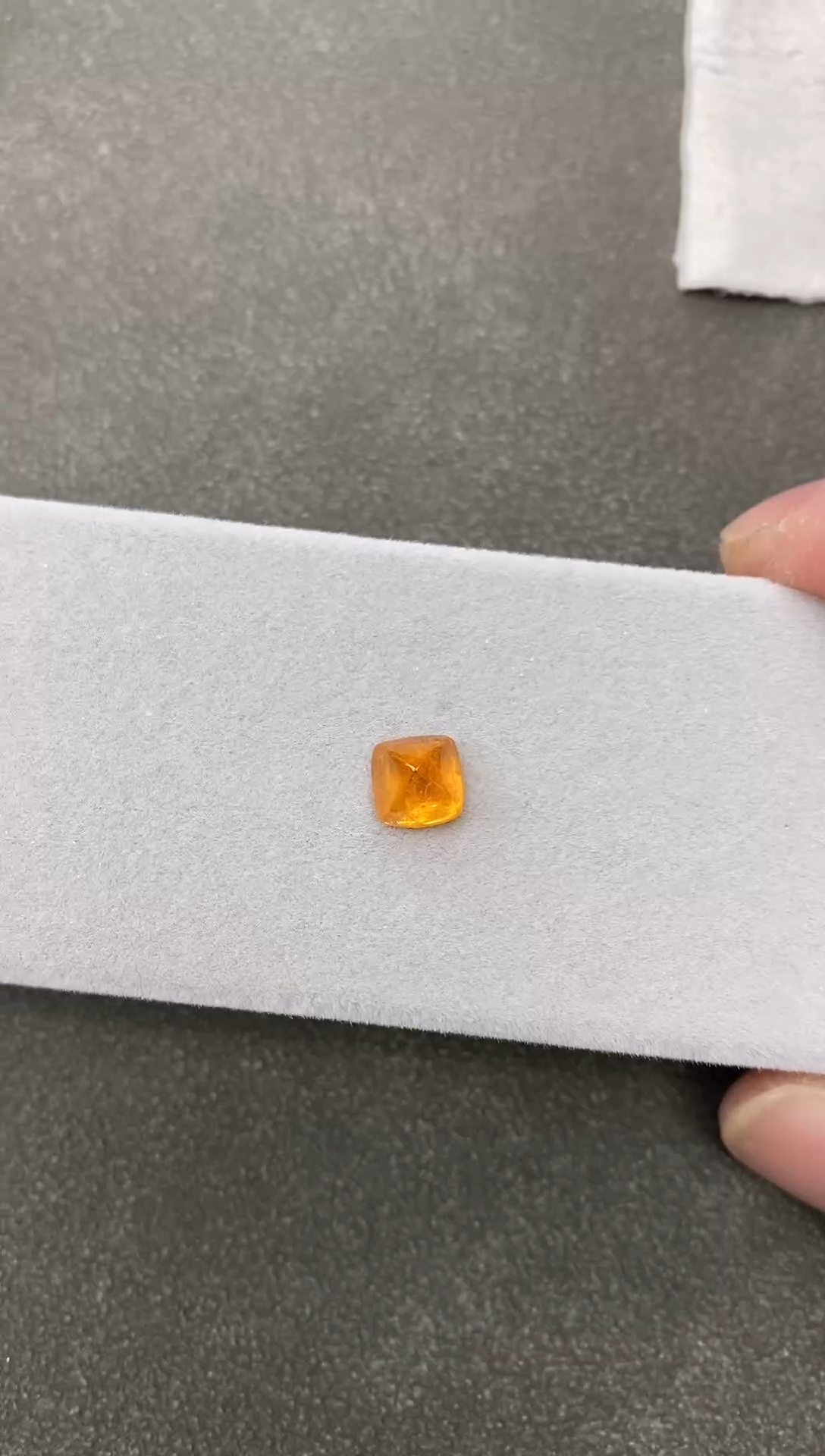 【闪购商品】石榴石裸石未镶嵌2.3克拉 芬达石糖塔