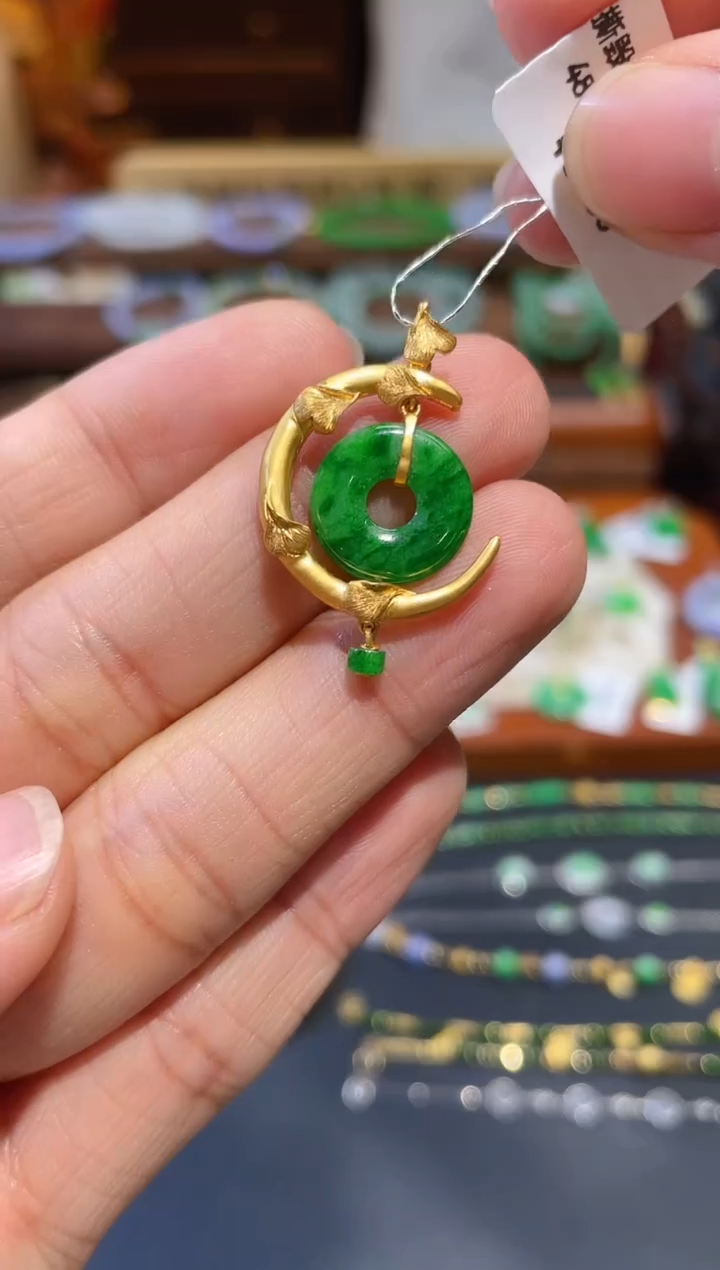 颈饰18K金镶嵌翡翠18K金镶嵌