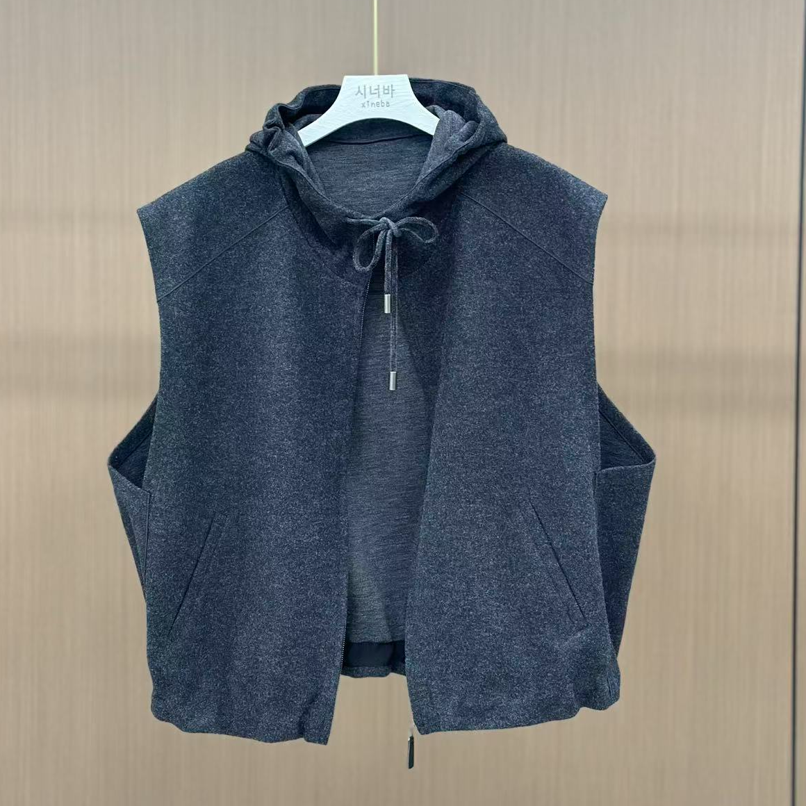 【xineba2】冬季灰色毛呢马甲领口系带通勤风短款带帽女士休闲