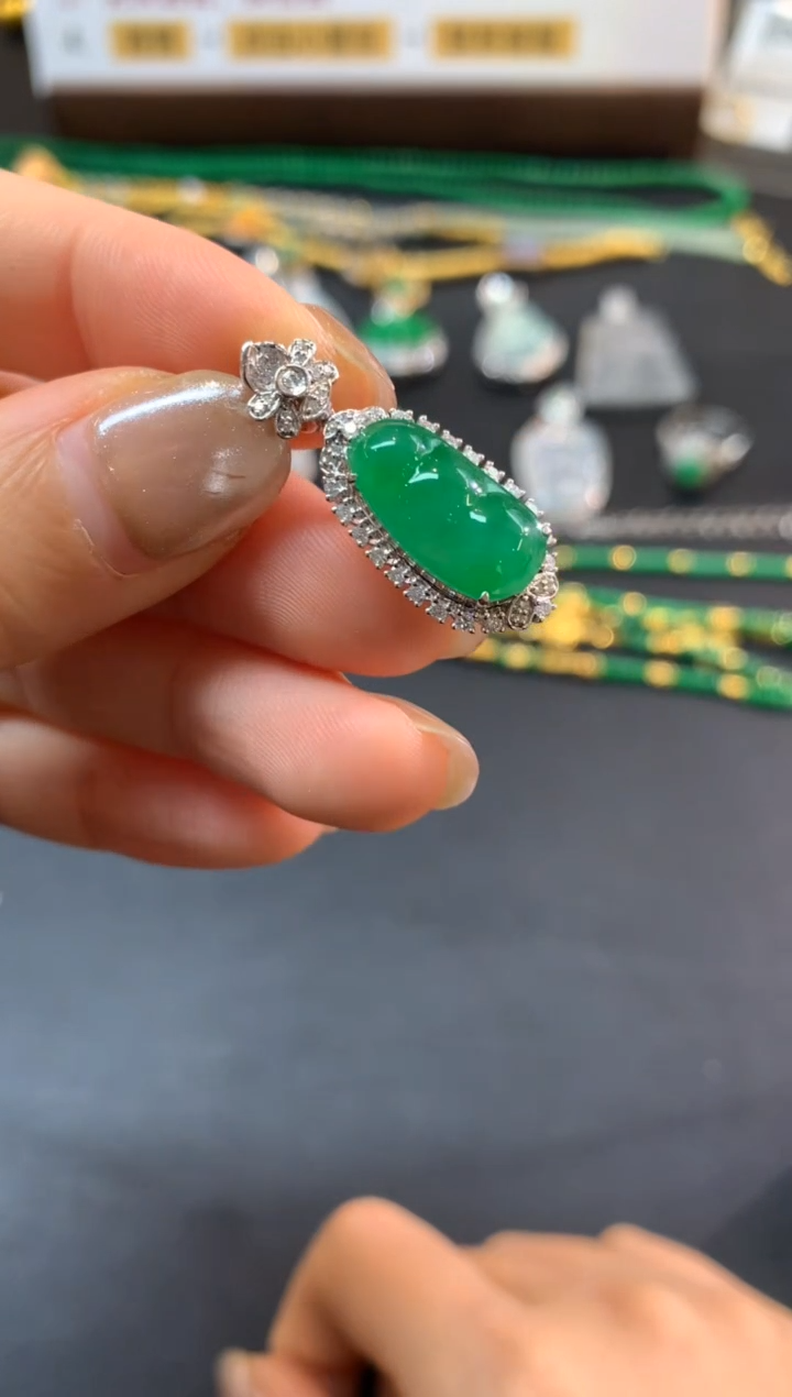 吊坠(不含链)18K金镶嵌翡翠吊坠|11000+550