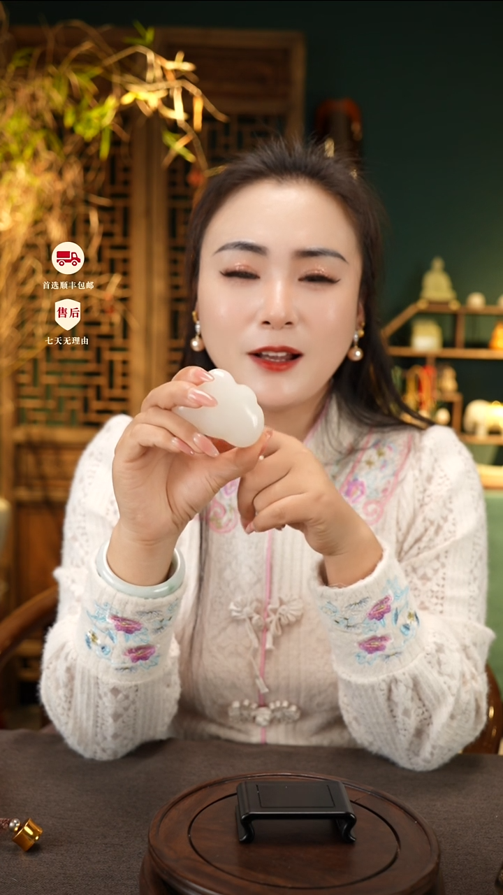 云南石荔枝白雕刻：云朵笔搁摆件