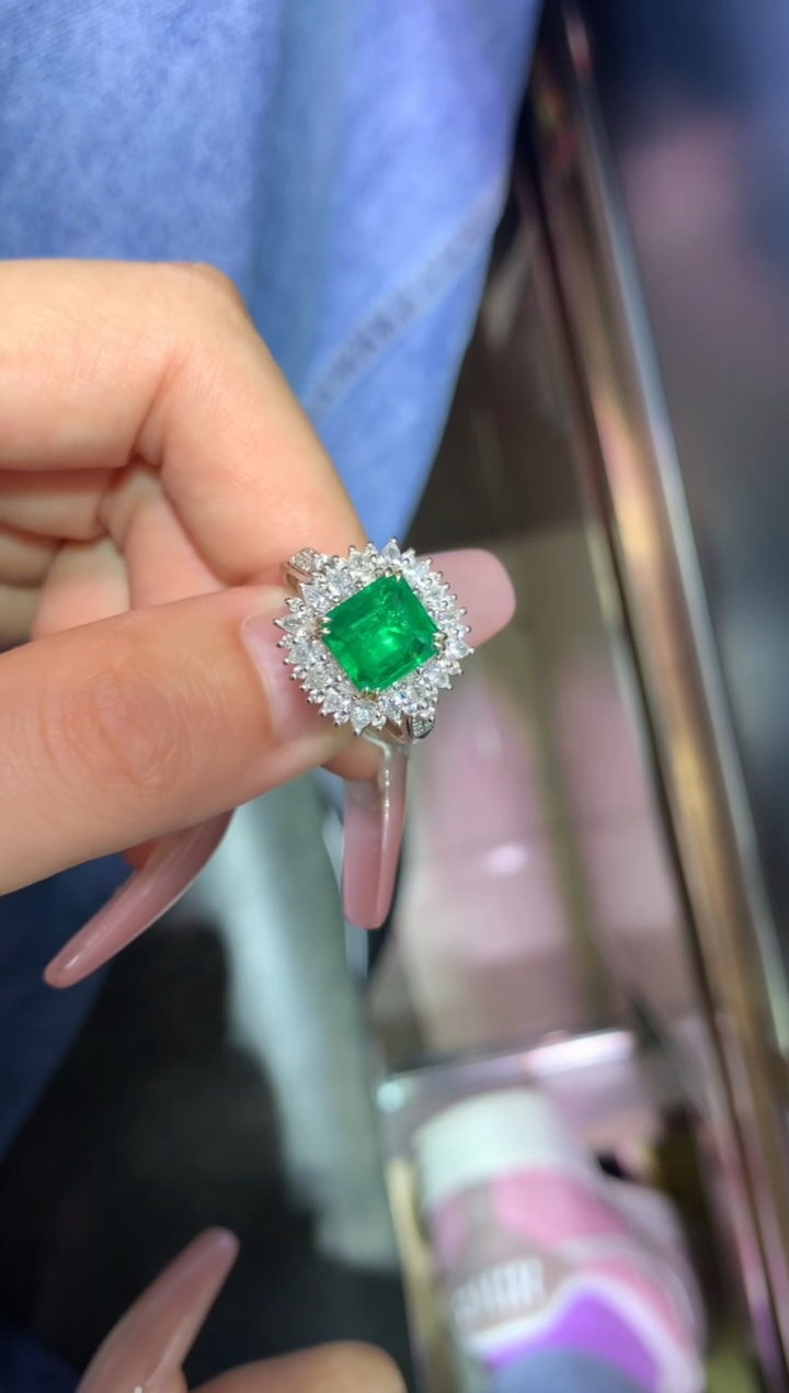 18K金镶嵌戒指祖母绿1.89ct