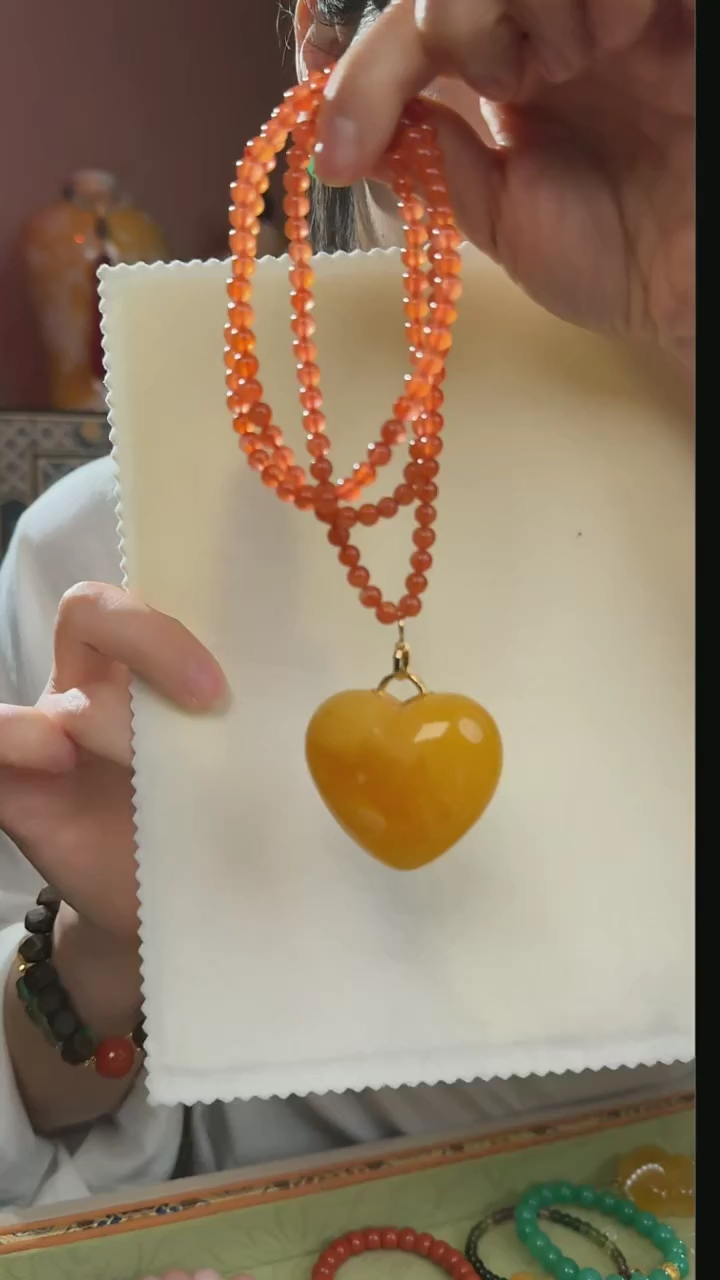 【闪购商品】蜜蜡吊坠(赠链)18K金镶嵌天然爱心蜜蜡吊坠赠项链