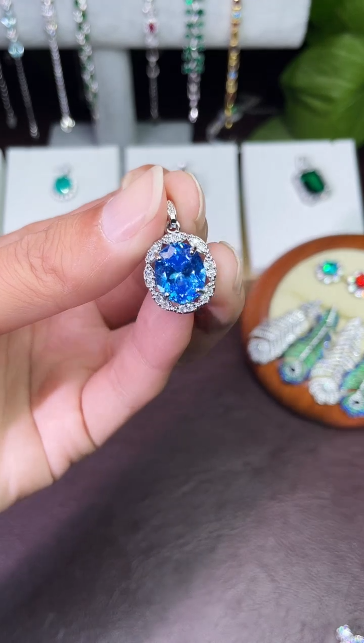 合金颈饰合成钻石蓝宝吊坠