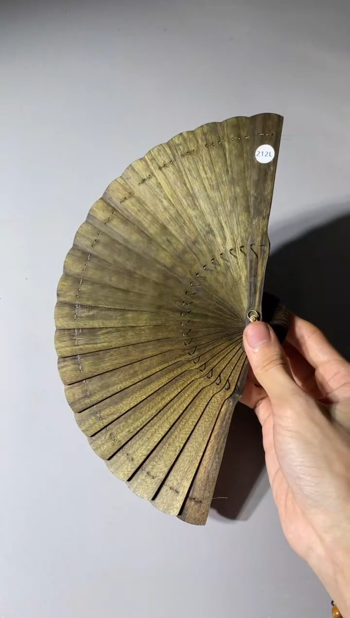 【闪购商品】金丝楠木雕212号15cm乌木金丝楠小叶桢楠扇子