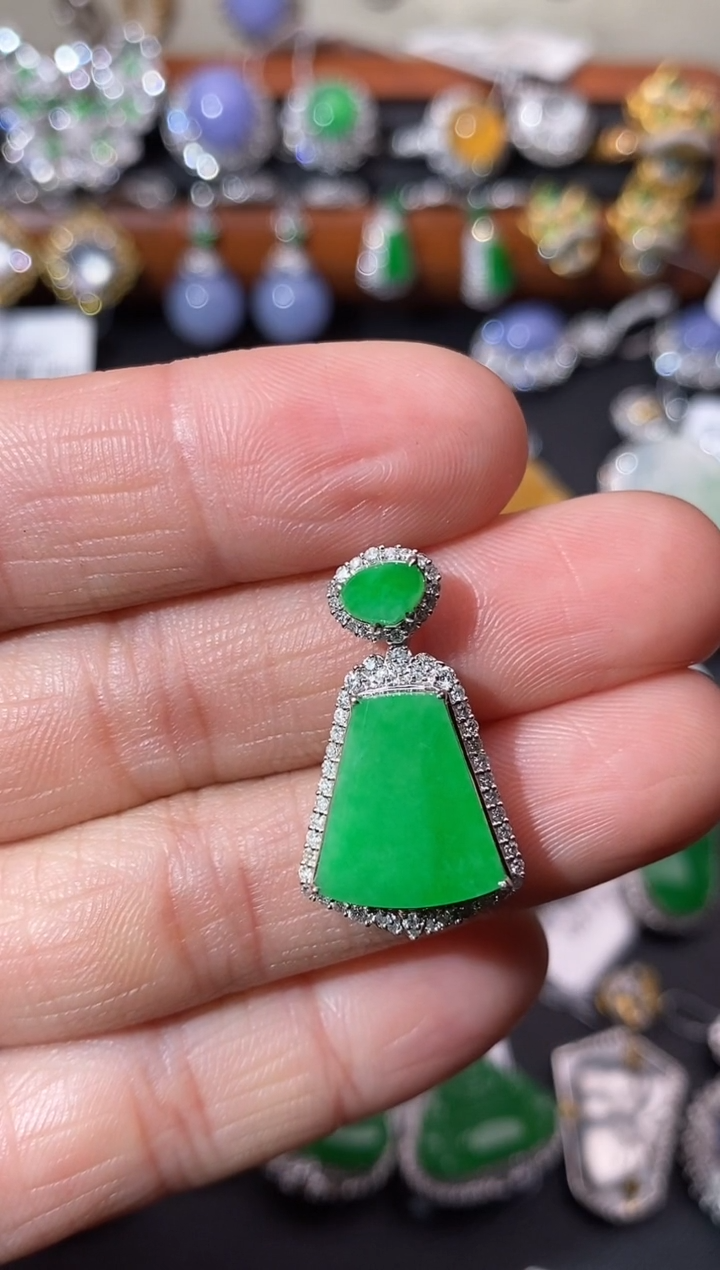 【闪购商品】翡翠颈饰18K金镶嵌吊坠