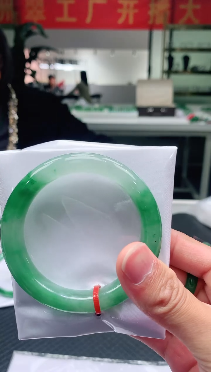 【闪购商品】石英质玉手镯未镶嵌冰飘花手镯