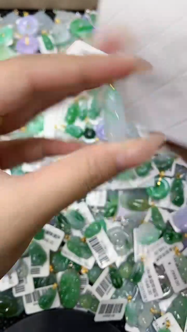 颈饰18K金镶嵌翡翠1111111111