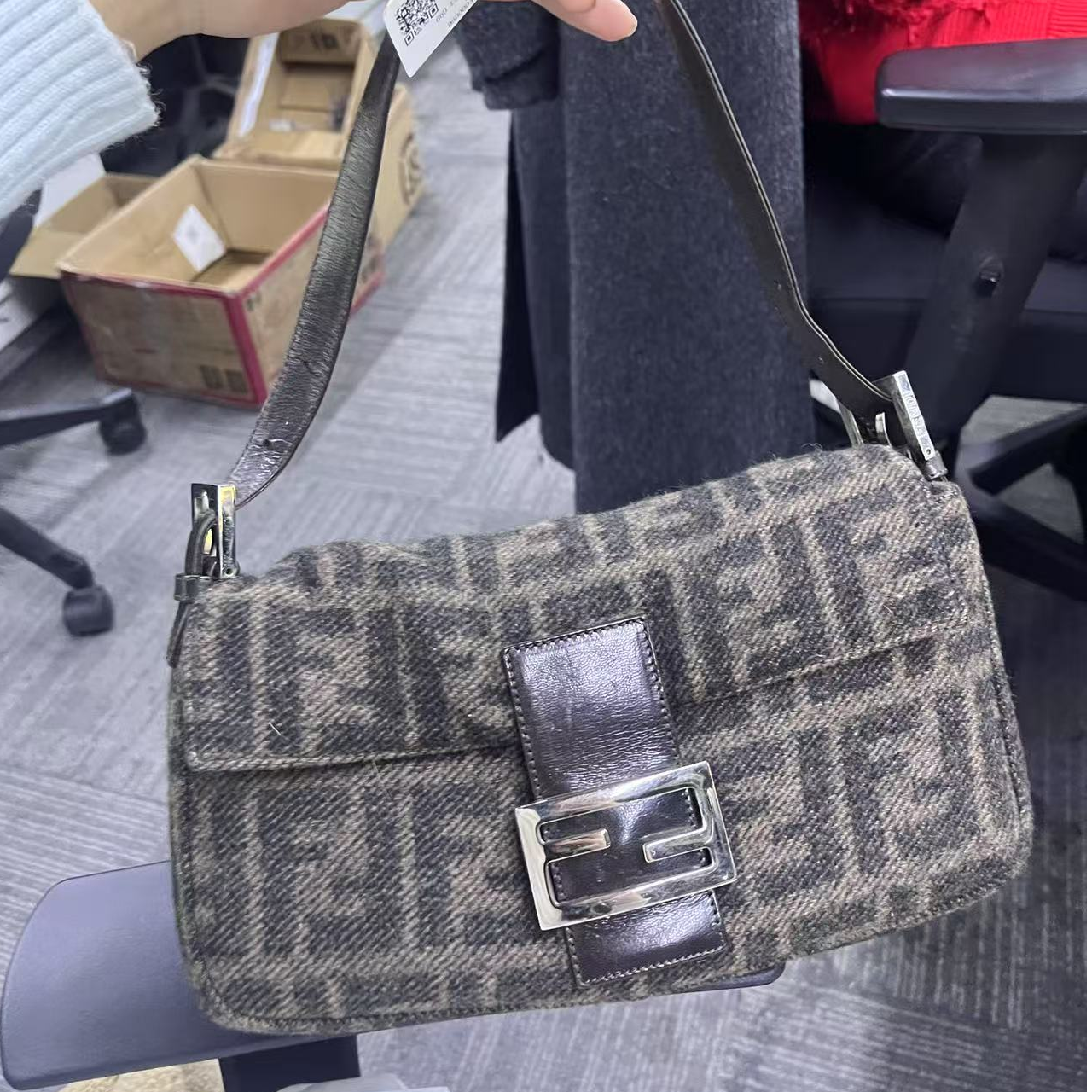 95新 FENDI/芬迪 法棍腋下包 棕老花 毛呢 单肩包/BGF602270002