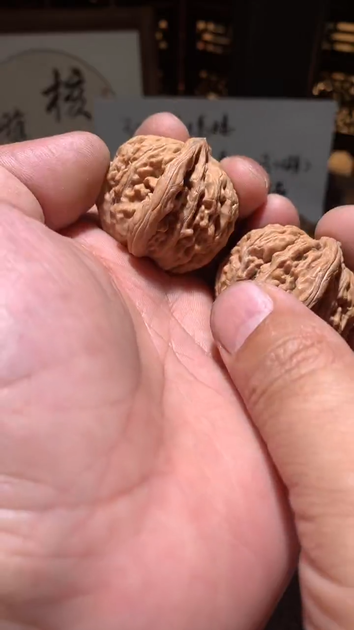 文玩核桃把件【核缘雅趣】39左右汉高楼，同尺寸随机发