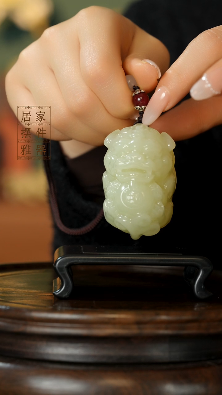 玉《貔貅抱球》摆件