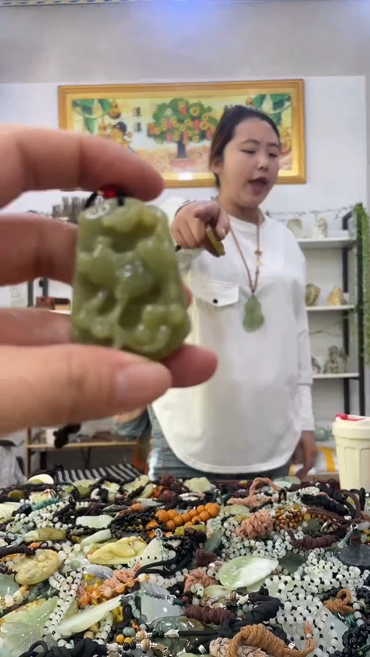 未镶嵌蛇纹石玉挂件 