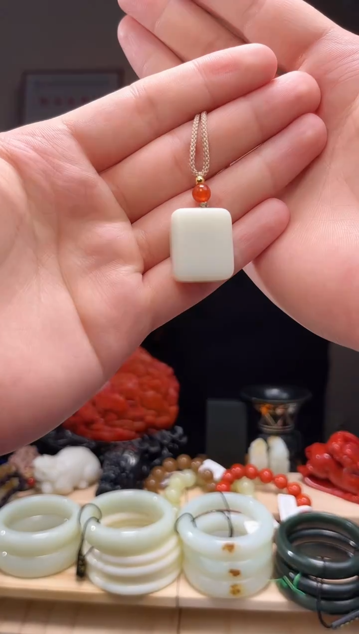 颈饰未镶嵌和田玉吊坠