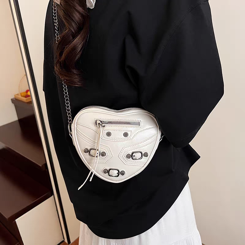 甜心辣妹铆钉爱心机车包两条肩带（链条加皮肩带）女士单肩斜跨包
