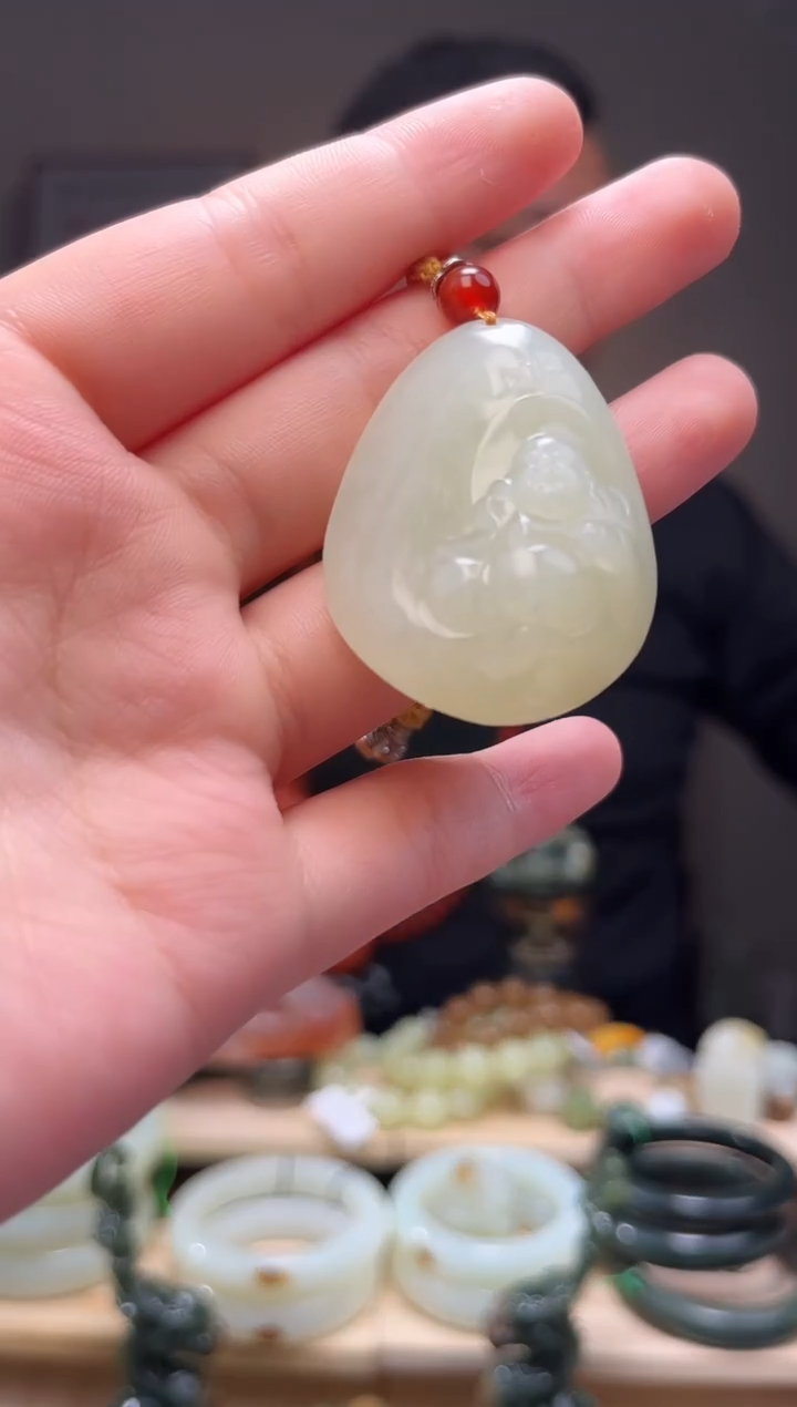 颈饰未镶嵌和田玉吊坠