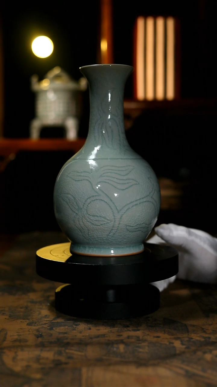 【闪购商品】瓶原矿青绿釉刻花鹅颈瓶