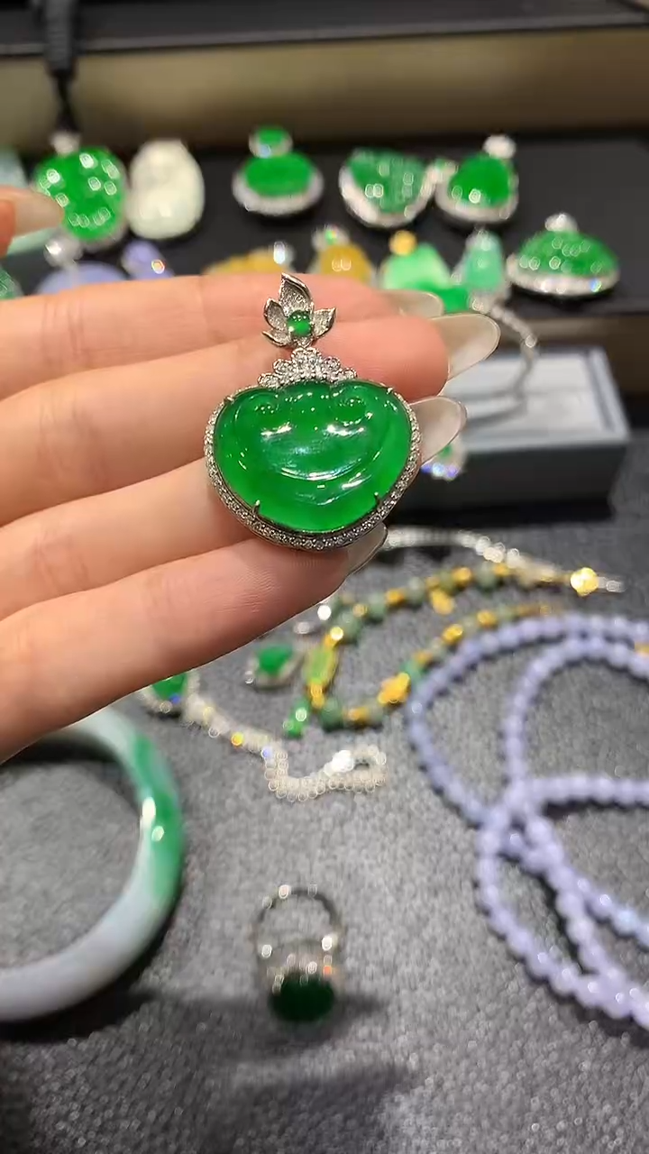 【闪购商品】翡翠吊坠(不含链)18K金镶嵌17团购