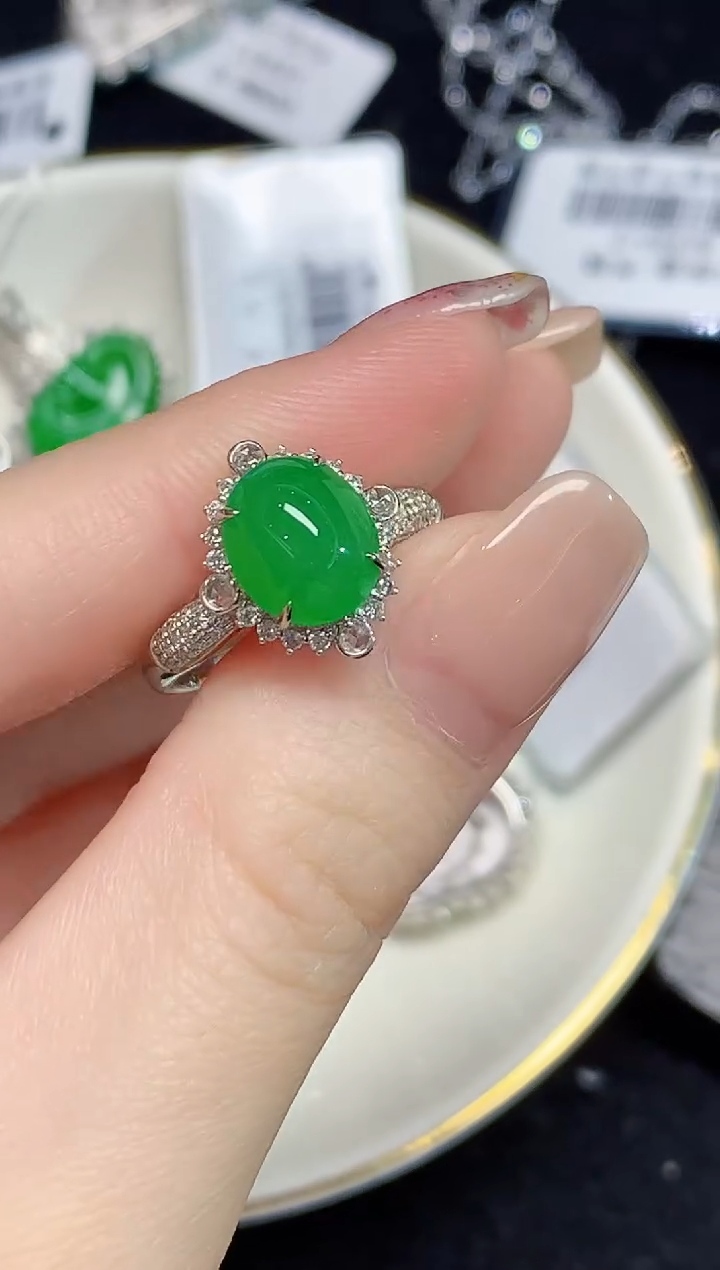 18K金镶嵌戒指翡翠多样性发其一