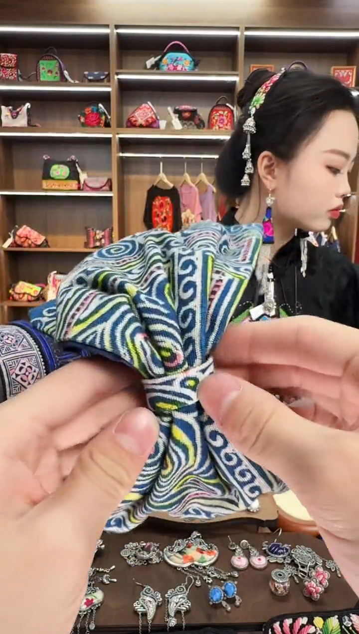 【闪购商品】织绣A36蒙阿苏苗绣传承