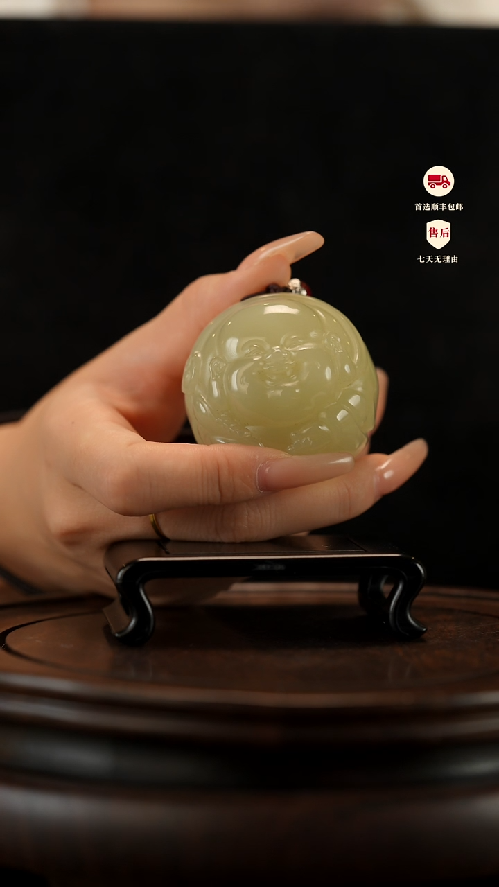 云南石竹叶青雕刻：圆形弥勒手把件摆件挂件