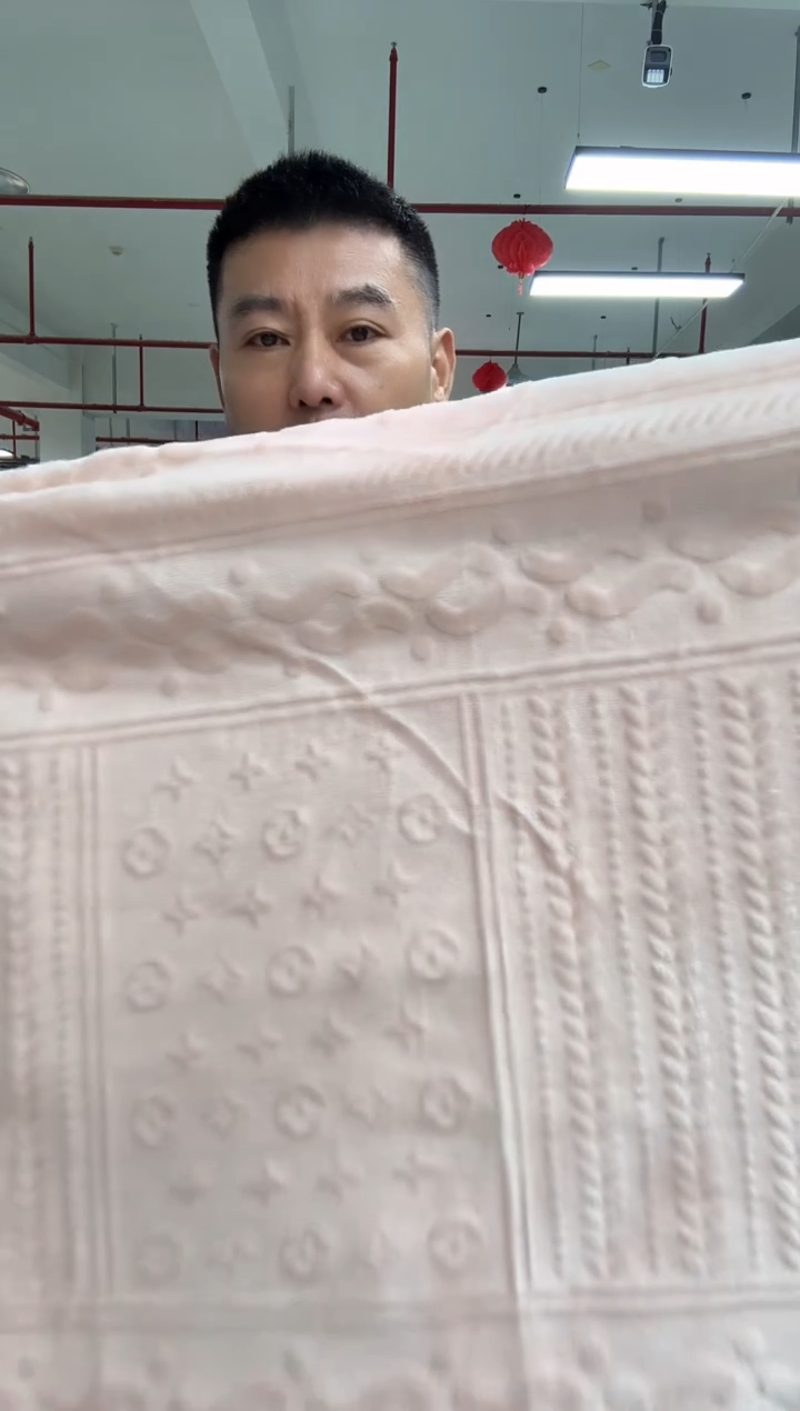 聚酯纤维13瑕疵 云芙绒 雕花 四件套 2*2.3米 粉色