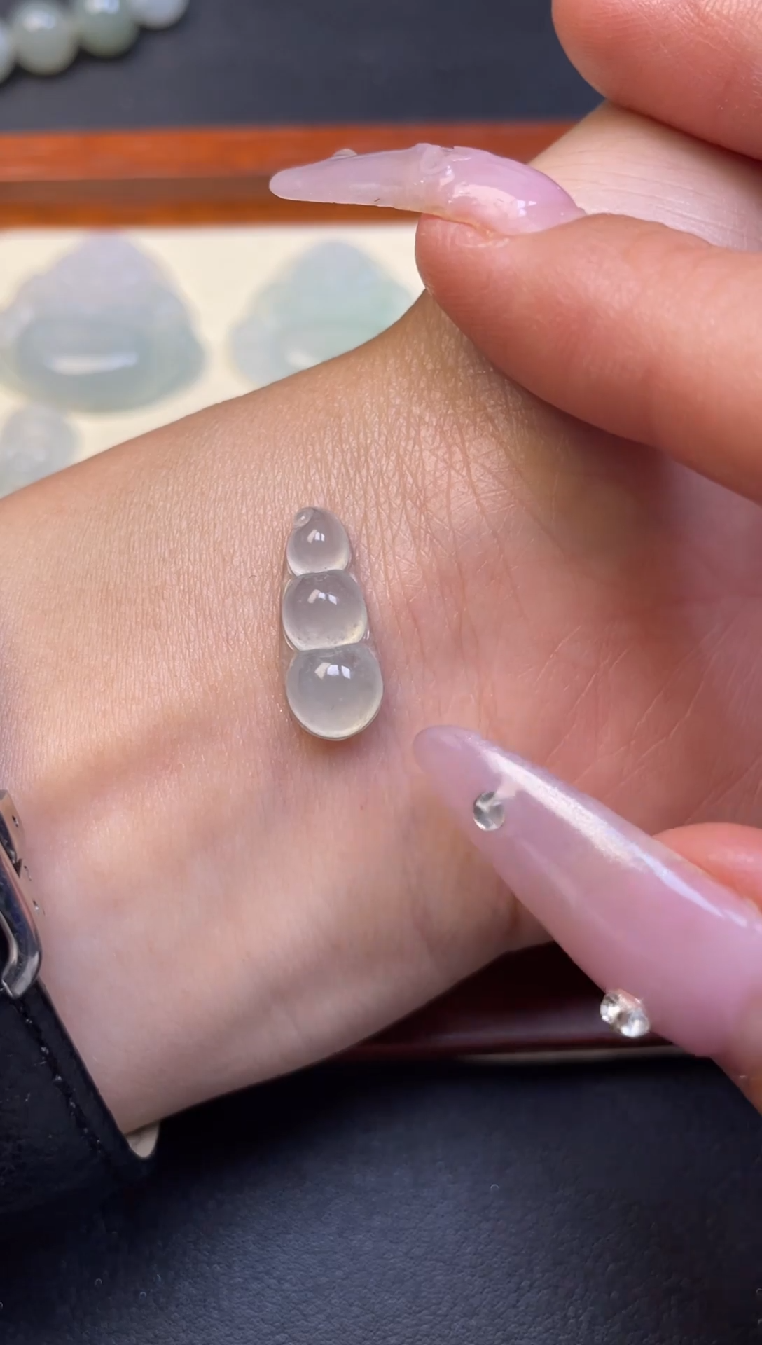 翡翠未镶嵌颈饰豆子