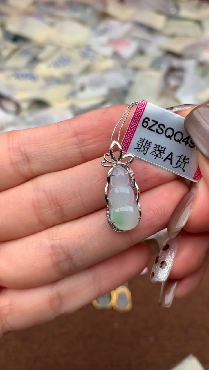 18K金镶嵌挂件翡翠1