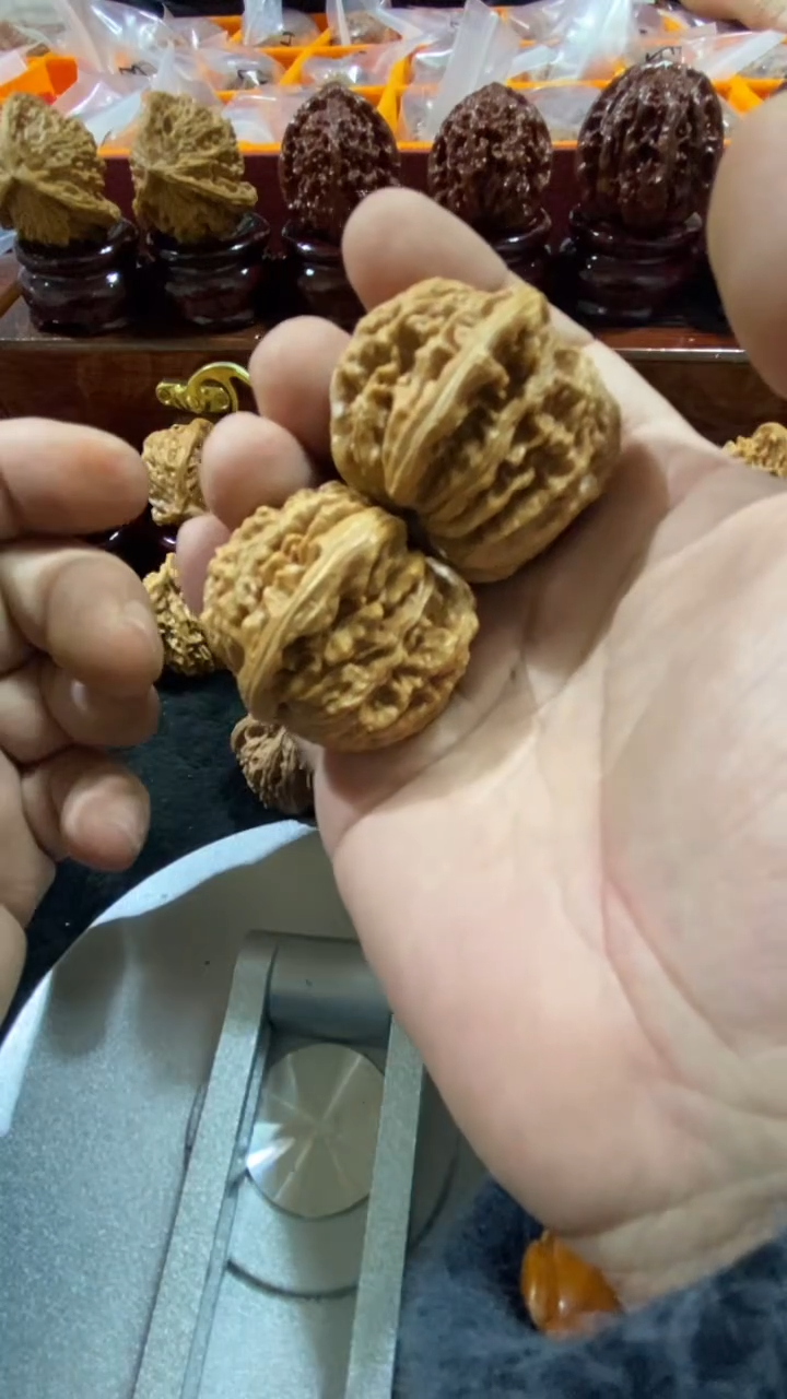 【闪购商品】文玩核桃把件精修打底四座楼