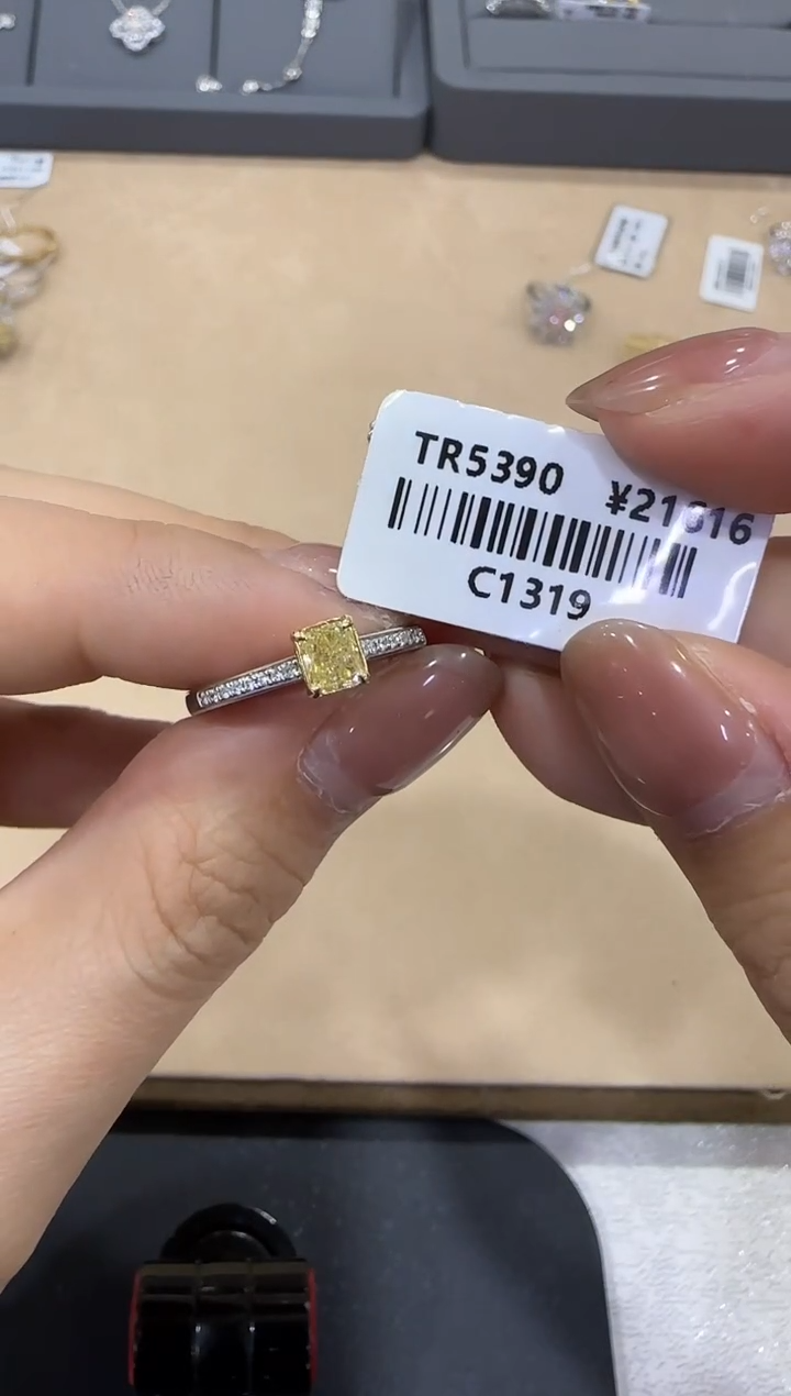 【闪购商品】钻石/18K金镶嵌方糖钻戒指