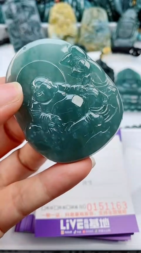 翡翠未镶嵌颈饰                