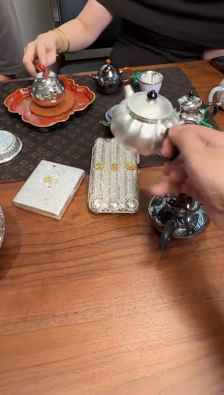 -呆坐 雪花纹如意祥灯壶