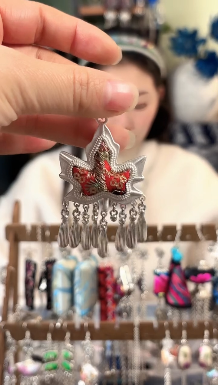 彩云南阁非遗老绣饰品008