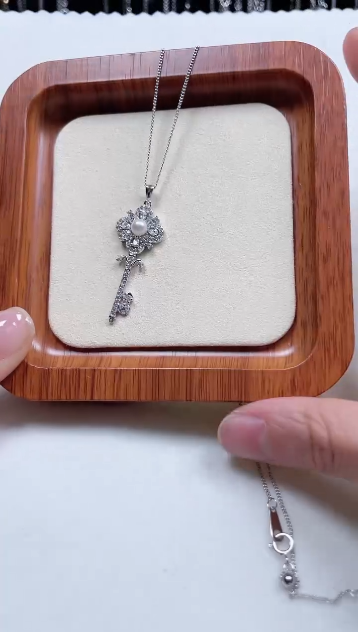 【闪购商品】海水珍珠颈饰银S925镶嵌海水珍珠四叶草钥匙吊坠