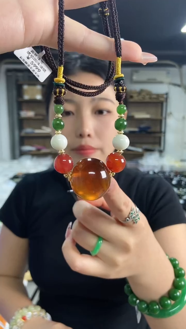 未镶嵌琥珀裸石多样性发其一颜色微差