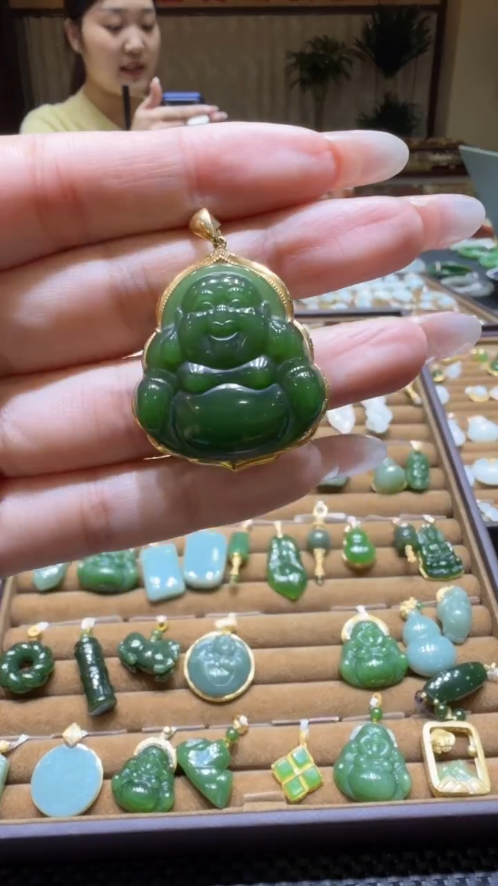 颈饰18K金镶嵌和田玉挂件