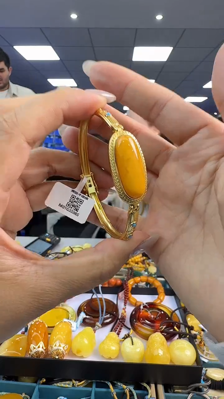 未镶嵌琥珀手镯194秒拍号 假一罚三 