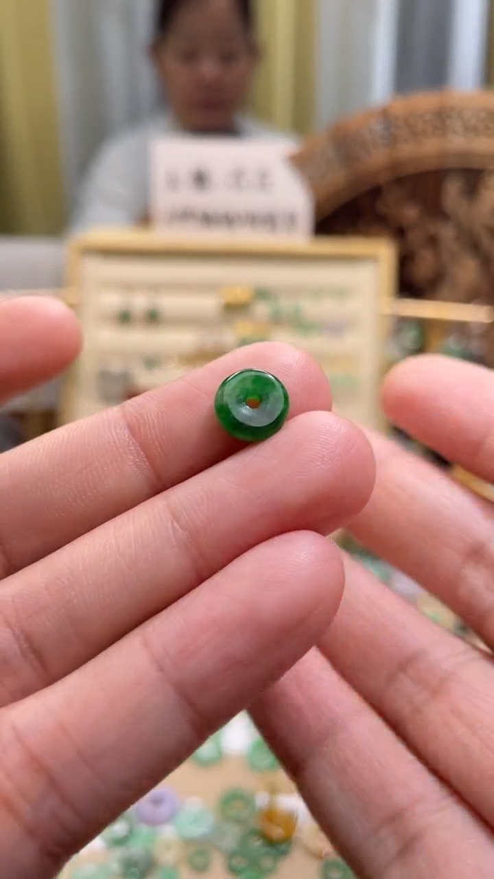 颈饰未镶嵌翡翠平安扣