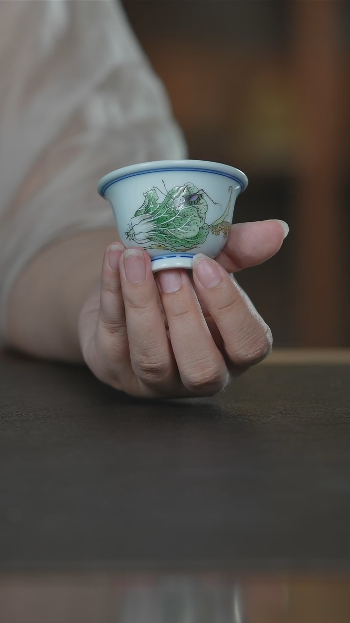 珐琅彩白菜小压手杯