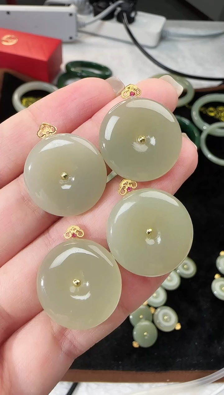 和田玉18K金镶嵌吊坠(赠链)圆融  多样性发一件