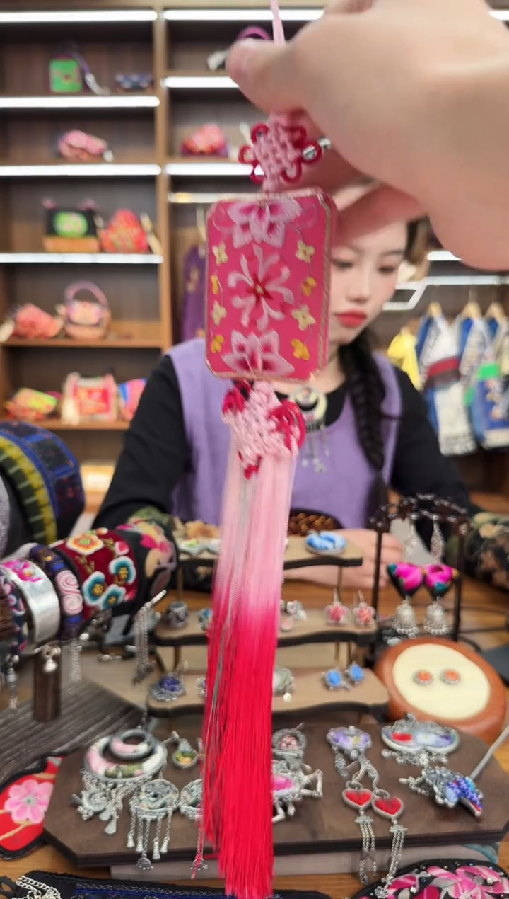 【闪购商品】织绣A45蒙阿苏苗绣传承