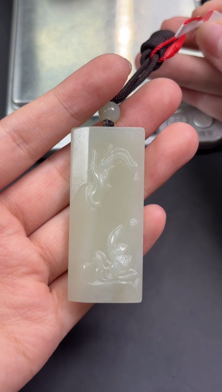 【闪购商品】和田玉吊坠(赠链)未镶嵌且末微色差近矿吊坠