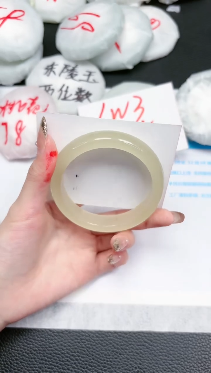 【闪购商品】石英质玉手镯未镶嵌235-59.7