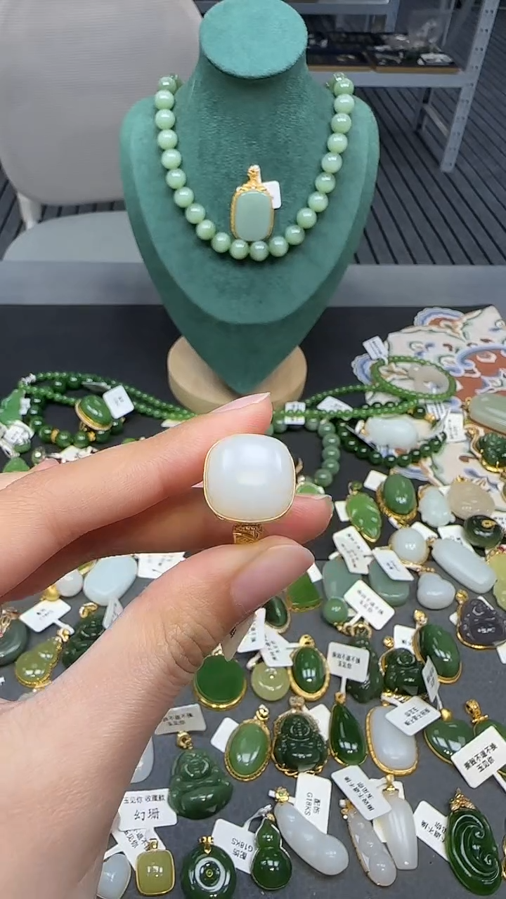 18K金镶嵌戒指和田玉1