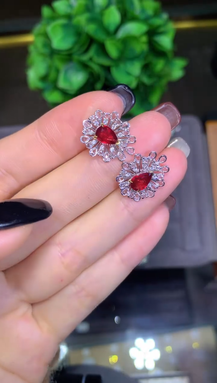 18K金镶嵌耳饰红宝石1.43CT
