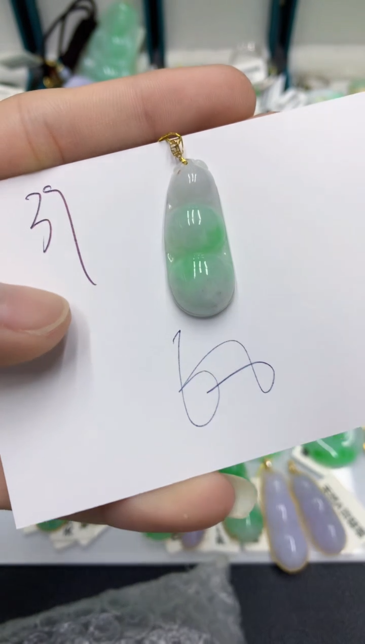 翡翠18K金镶嵌颈饰翡翠