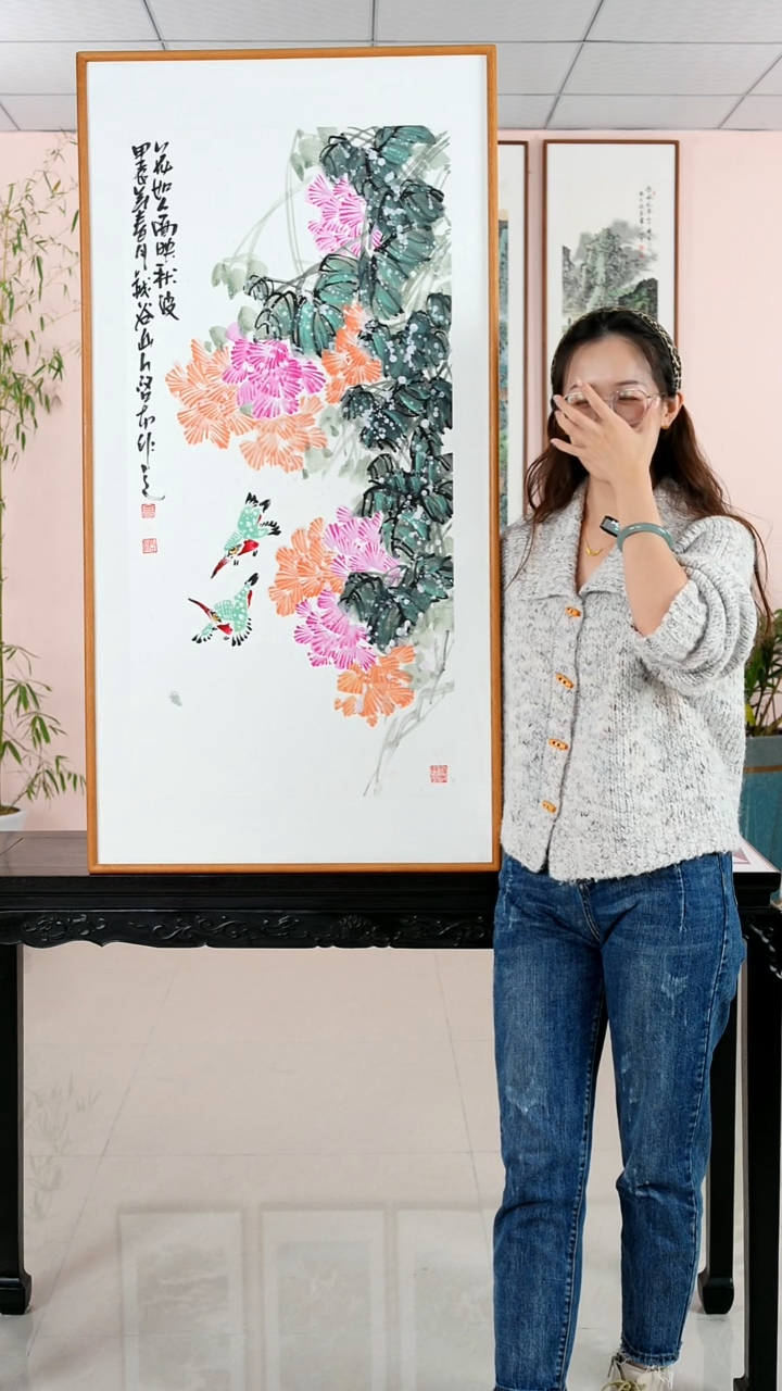 国画汪琼《花如人面映秋波》檀木框122*62厘米