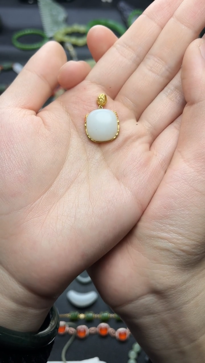 颈饰18K金镶嵌和田玉白玉吊坠06