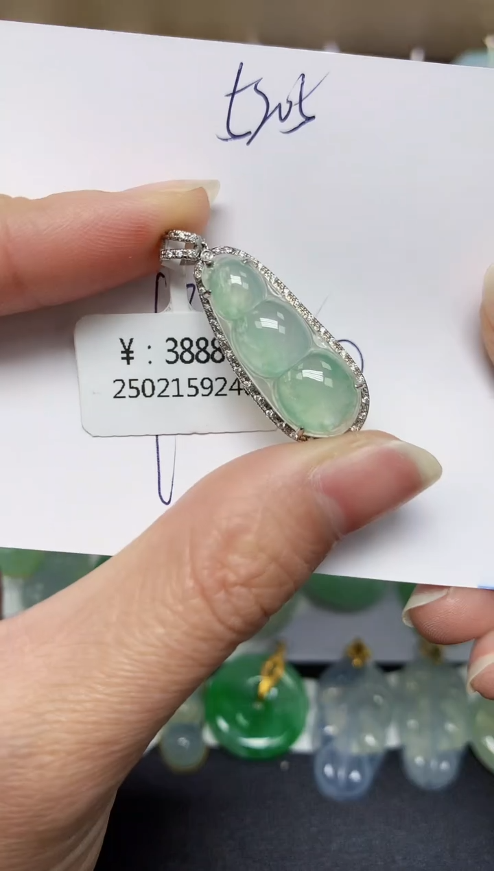 翡翠18K金镶嵌颈饰天然翡翠A货