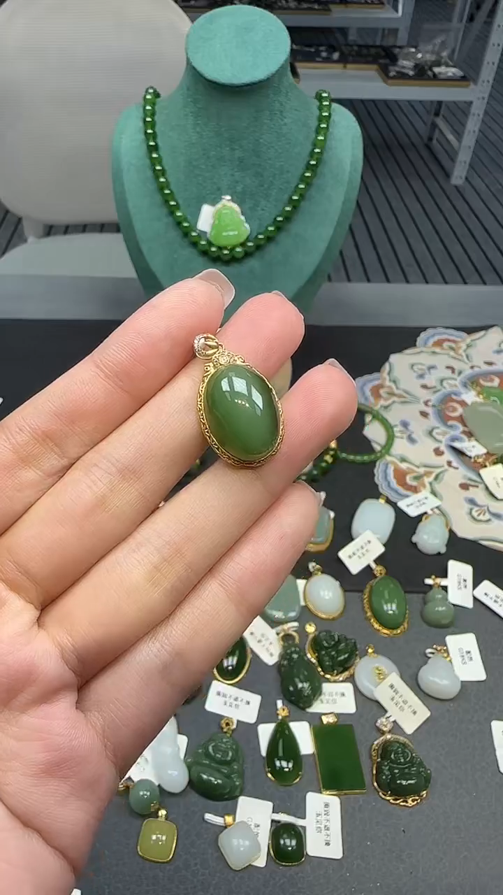 18K金镶嵌和田玉挂件1