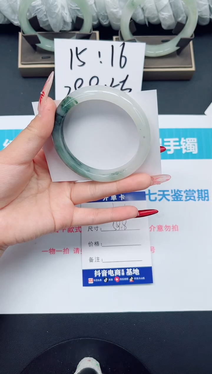 【闪购商品】石英质玉手镯未镶嵌b21